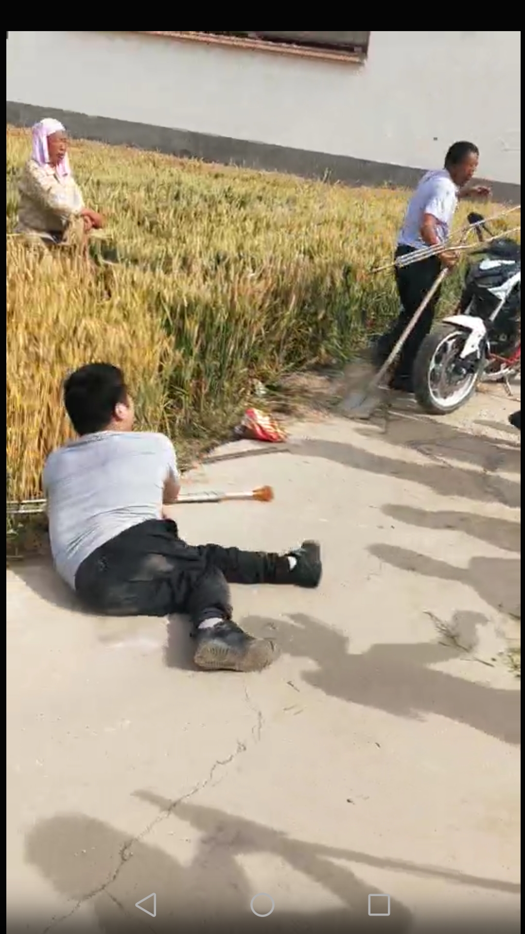用拐杖打人